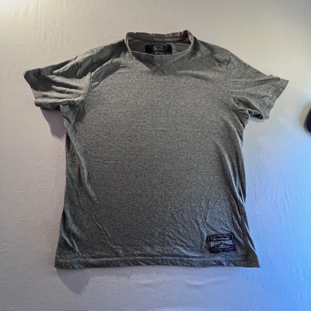 Broken Threads T-Shirt Mens Medium Gray Heather Short Sleeve Crew Neck Premium